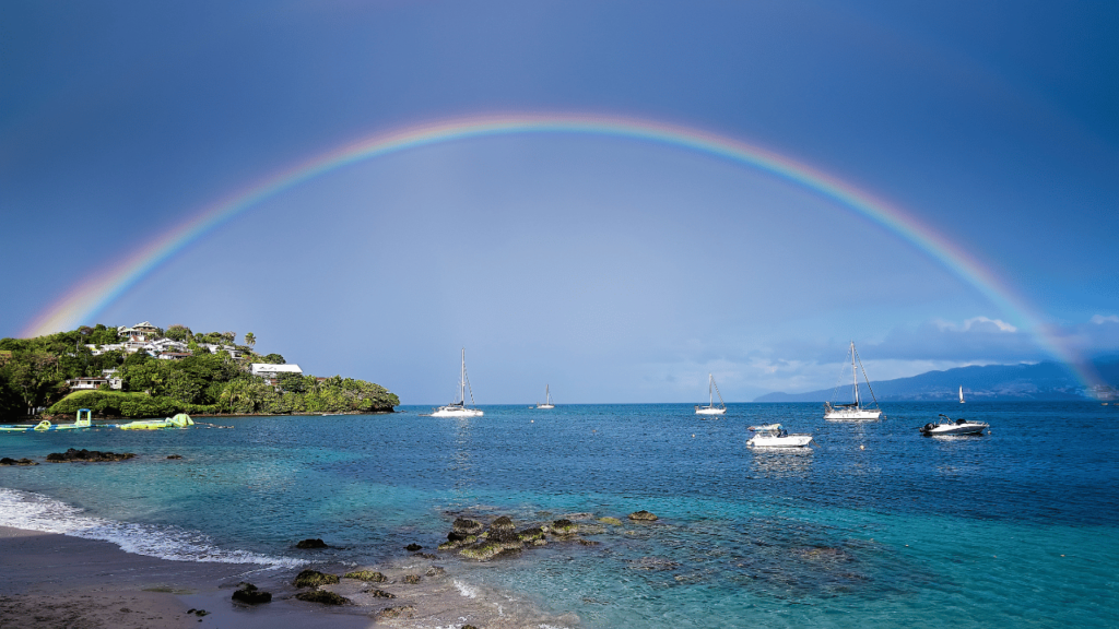 Quelle plage visiter en Martinique avec un arc en ciel 