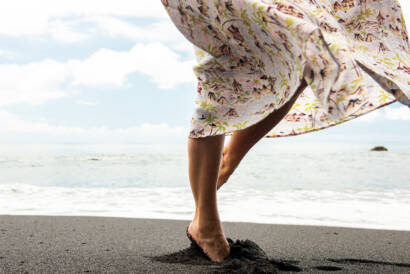 Basse-Pointe Martinique femme marchant sur le sable