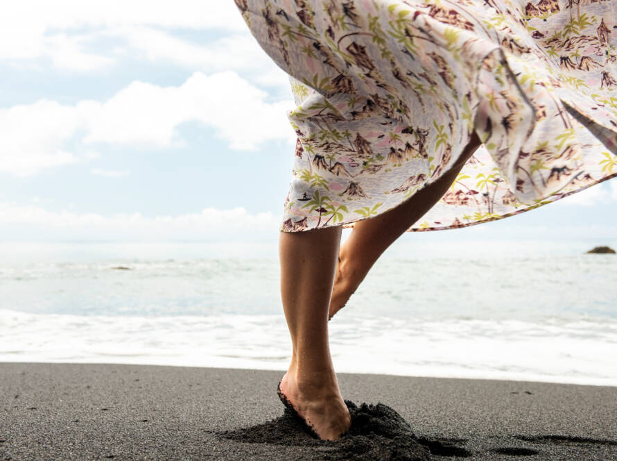 Basse-Pointe Martinique femme marchant sur le sable