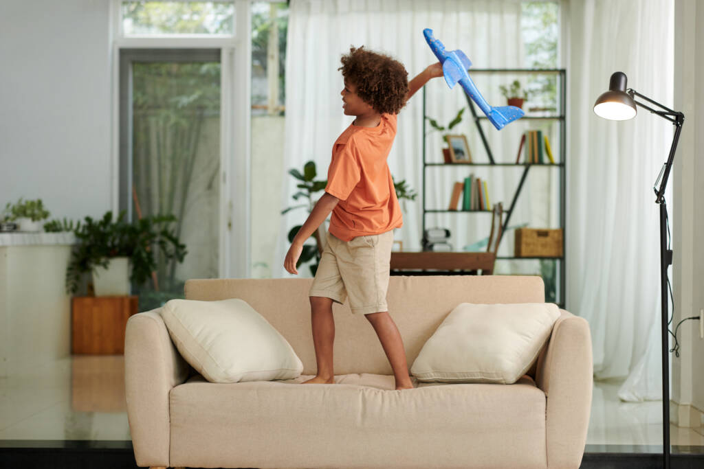 enfant qui joue avec un avion