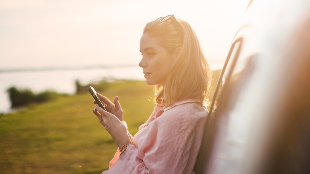 femme qui attend devant une voiture 